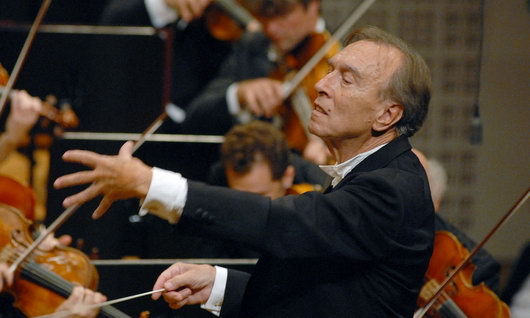 世界著名指挥家克劳迪奥·阿巴多在国家大剧院指挥乐队演奏。