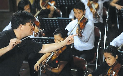 吉尔伯特指挥越南国家音乐学院乐团