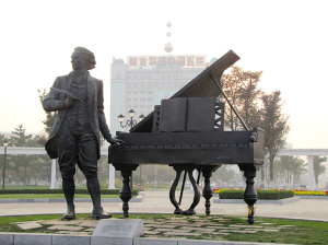 肖邦和钢琴的城市雕塑 