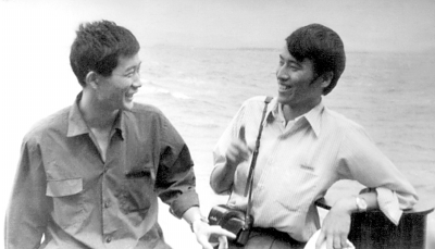 1978年叶小钢与谭盾(左)在北戴河