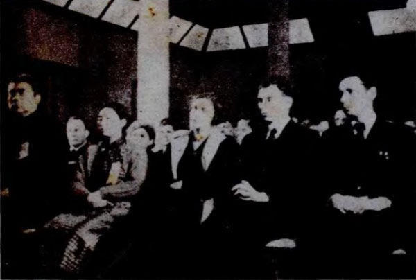 1940年11月9日，冯玉祥（左一）等中外嘉宾在嘉陵宾馆观看中华交响乐团演出