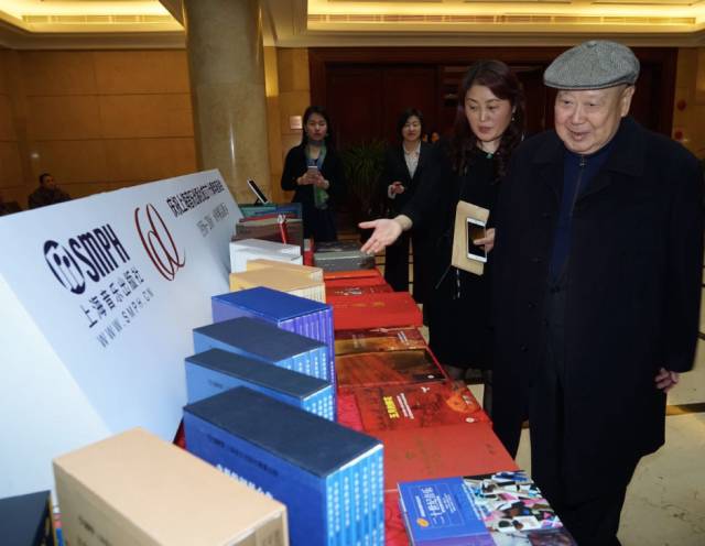 上海音乐出版社副总编辑刘丽娟（左二）为嘉宾介绍精品图书。