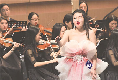图为一名中国选手在2018宁波国际声乐比赛决赛上演唱。(周建平摄)