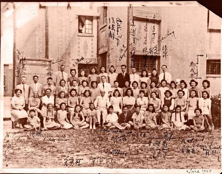 梅百器与学生在上海合影（1945年）