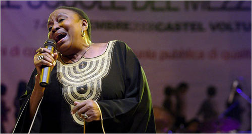 “非洲妈妈”南非传奇音乐家马凯巴辞世