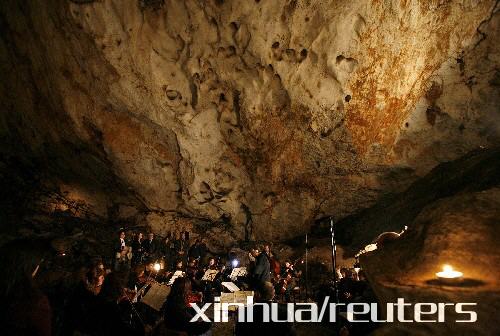 保加利亚:在2600多米深的岩洞里举办音乐会