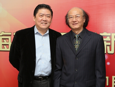 余隆(左)接棒陈燮阳任上交音乐总监