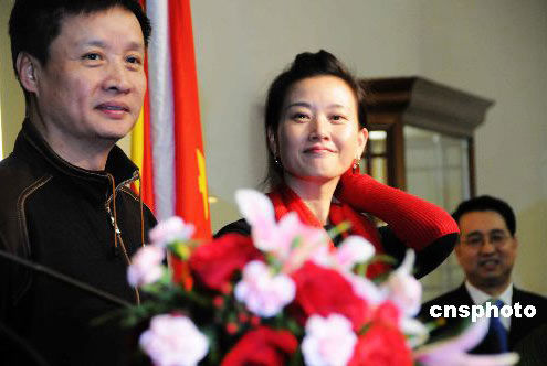 深受华人华侨喜爱的著名歌唱家宋祖英(中)和阎维文(左)光鲜亮相