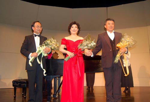 李恒、高曼华、范竞马一次次向观众谢幕。(黎志滔摄) 李恒、高曼华、范竞马一次次向观众谢幕。(黎志滔摄)