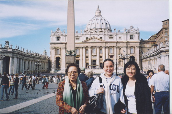 郭老师，郑秀，郑力在罗马圣彼得广场