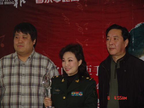 王耿社长、黄华丽、杨青院长为全国巡演祝福。