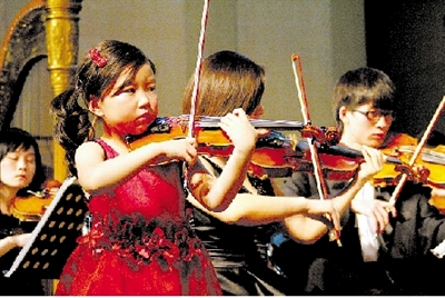 7岁小妞，省歌舞剧院开小提琴独奏会
