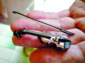 世上最小小提琴问世 长28毫米售价100万美元