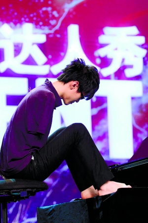 无臂钢琴师刘伟