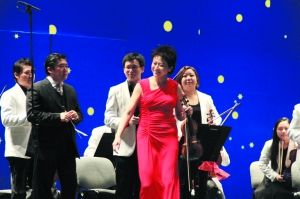 上海夏季音乐节开幕式上，指挥家余隆（左二）、小提琴家徐惟聆（右二）首次“夫妻档”演出。