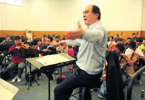 中央歌剧院彩排瓦格纳的作品《唐豪瑟》俞峰在指挥乐队排练