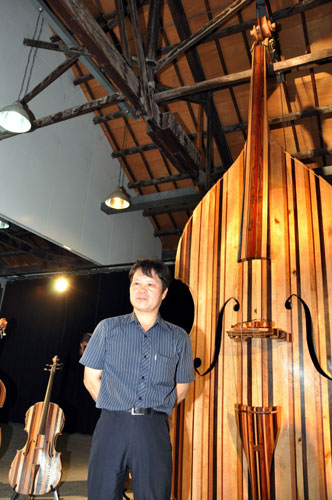 台艺术家造亚洲最大大提琴琴高逾5米（图）