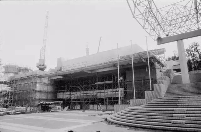 在建的三得利音乐厅(摄于1985年12月)