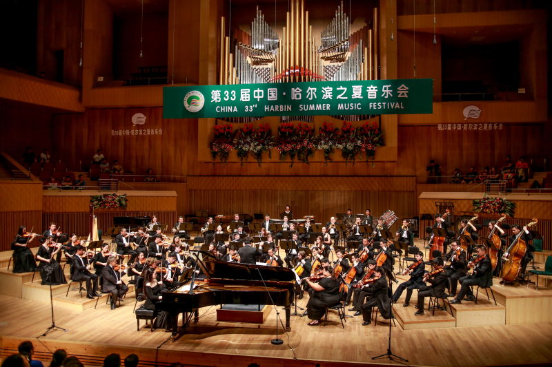 苏文星先生带领的郑州黄河交响乐团参加本次哈夏音乐节的演出。