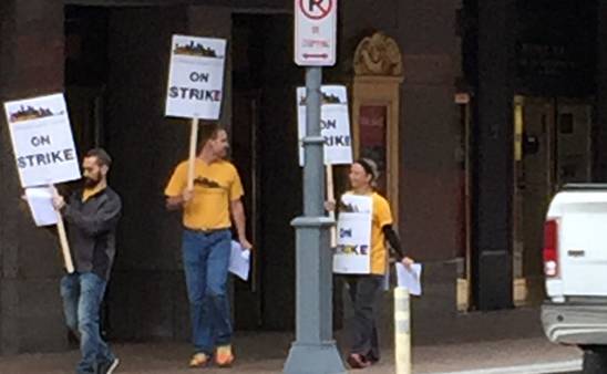 匹兹堡乐团成员在亨氏音乐厅门前举牌子示威