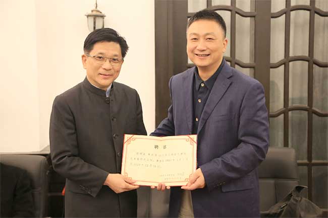 上海音乐学院院长林在勇（右）与新晋艺管系主任林宏鸣