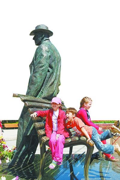 俄罗斯诺夫哥罗德，孩子们在拉赫玛尼诺夫的雕像背后玩耍。CFP供图