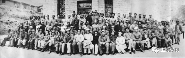 1942年毛泽东和延安文艺座谈会与会者合影