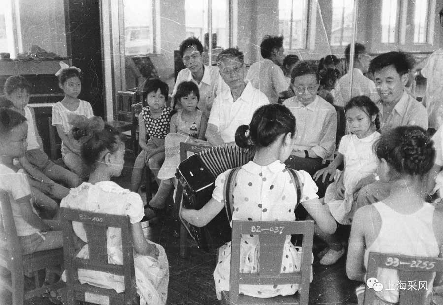 ​1980年代，瞿维、寄明在常州少年宫教小朋友学习音乐