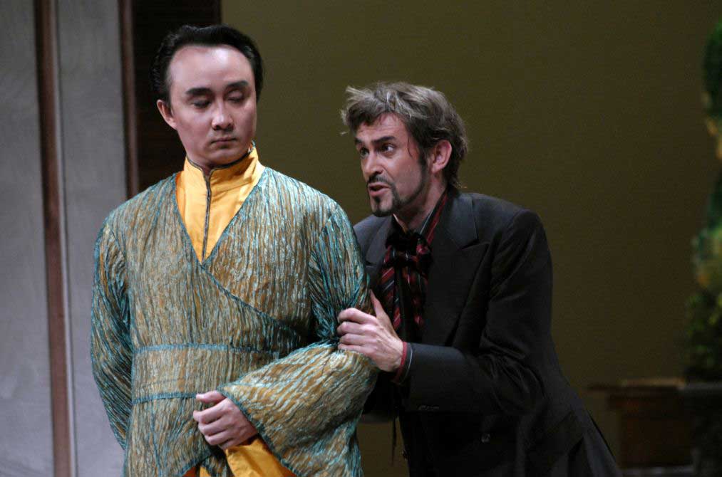 刘嵩虎（左）演出歌剧《梅鲁吉娜》