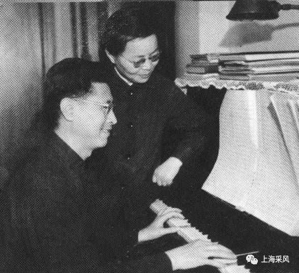 1962年，瞿维、寄明夫妇在家中研究创作
