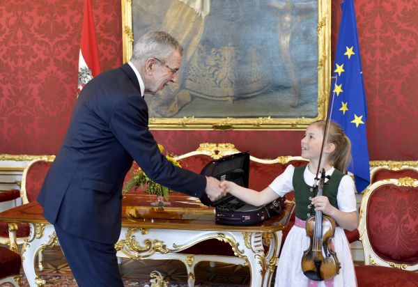 6日，奥地利总统范德贝伦在总统府与普弗斯握手。（法新社）