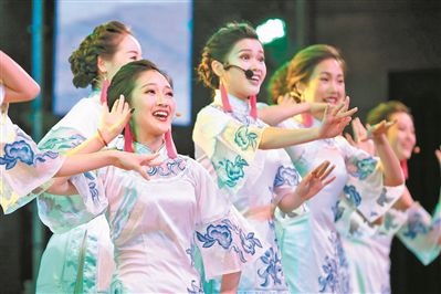 6月13日晚，星海音乐季开幕式上，女声小组唱《荔乡歌谣》
