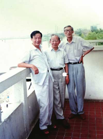 邵永强(左)与中国指挥家严良堃(中)，曲作家尚德义(右)合影