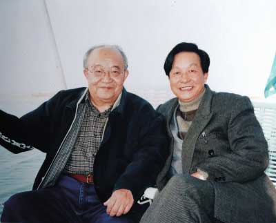 邵永强(右)与乔羽合影
